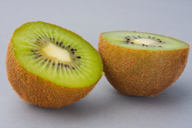 Os Kiwis São uma Excelente Fonte de Vitamina K: Os kiwis são ricos em vitamina K, importante para a saúde dos ossos e da coagulação sanguínea. (Foto: Unsplash)