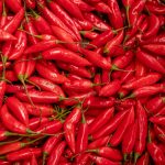 O Picante Pode Acelerar o Metabolismo: Alimentos picantes, como pimenta vermelha, podem aumentar temporariamente o metabolismo, ajudando na queima de calorias. (Foto: Unsplash)