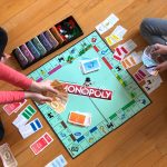 Monopoly: Este clássico jogo de tabuleiro ensina habilidades financeiras e estratégicas enquanto une a família em competições saudáveis. (Foto: Unsplash)