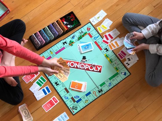 Monopoly: Este clássico jogo de tabuleiro ensina habilidades financeiras e estratégicas enquanto une a família em competições saudáveis. (Foto: Unsplash)