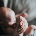 Bebê morre após ser baleado no colo do pai em RS (Foto Unsplash)