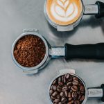 O Café é uma das Bebidas Mais Consumidas no Mundo: O café é uma paixão global, com milhões de pessoas apreciando-o diariamente em todo o mundo. (Foto: Unsplash)