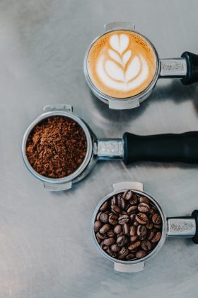 O Café é uma das Bebidas Mais Consumidas no Mundo: O café é uma paixão global, com milhões de pessoas apreciando-o diariamente em todo o mundo. (Foto: Unsplash)