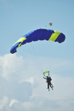 Ele frequentemente participava de grupos de paraquedismo, demonstrando sua paixão pelo esporte. (Foto Pexels)