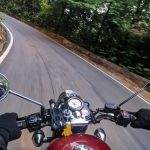 Entre as infrações incluem corridas ilegais, a prática do "superman" (quando o condutor trafega deitado sobre a motocicleta) e o empinamento das motocicletas (quando o motociclista conduz o veículo com a roda dianteira levantada). (Foto Pexels)