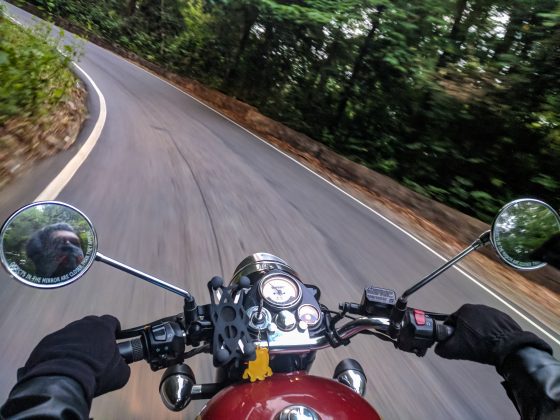 Entre as infrações incluem corridas ilegais, a prática do "superman" (quando o condutor trafega deitado sobre a motocicleta) e o empinamento das motocicletas (quando o motociclista conduz o veículo com a roda dianteira levantada). (Foto Pexels)