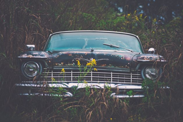 Eles teriam consumido bebidas alcoólicas ao longo do dia e entrado em um carro que estava apreendido, buscando um local para descansar. (Foto Pexels)