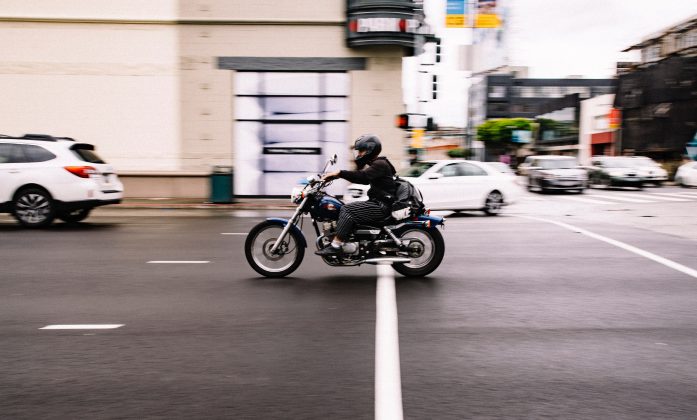 Foram registradas mais de uma centena de infrações, com o recolhimento de 13 veículos, além da detenção temporária e apreensão dos 15 jovens e adolescentes. (Foto Pexels)