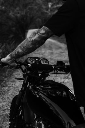 Abordando suas vitimas usando um capacete e em uma motocicleta, ele se aproximava delas e as abordava com uma faca. (Foto Pexels)