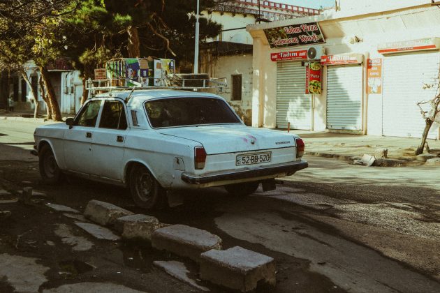 Dois corpos foram encontrados em um veículo na entrada de uma delegacia em Goiás. (Foto Pexels)