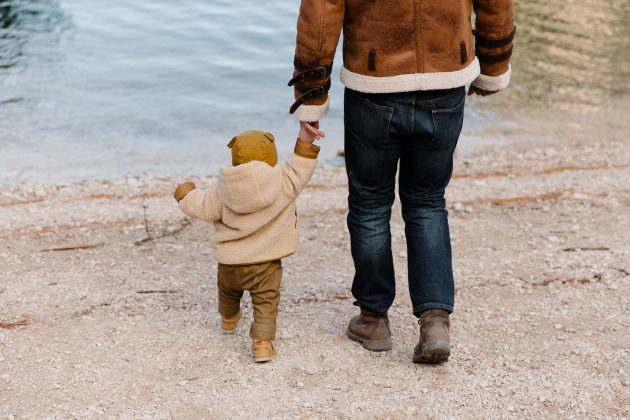 Tanto o pai quanto o filho trabalhavam como cercadores, construindo cercas em uma fazenda. (Foto Pexels)