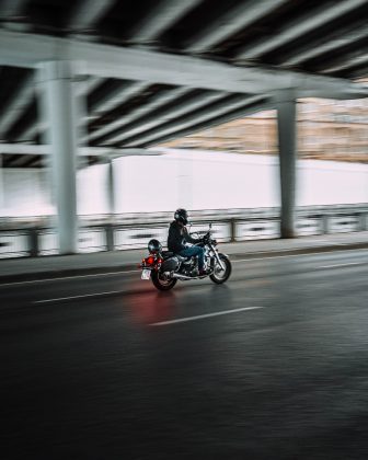 No último domingo, 01 de outubro, a Polícia Rodoviária Federal (PRF) apreendeu 15 jovens e adolescentes que estavam envolvidos em um evento ilegal na rodovia. (Foto Pexels)