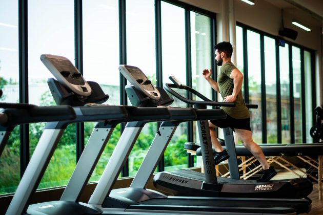 Um idoso de 71 anos de idade faleceu em uma academia em Goiás. O homem estava realizando exercícios físicos em uma academia de ginástica. (foto Pexels)