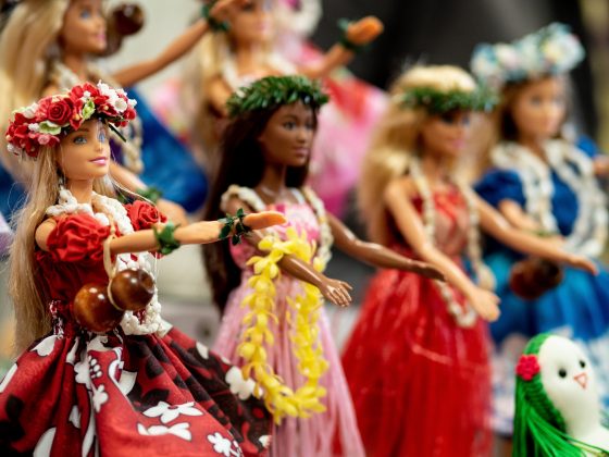 Barbie: A boneca Barbie é uma figura icônica da infância, com uma gama variada de acessórios e roupas que permitem às crianças soltar a imaginação. (Foto: Unsplash)