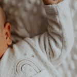 O pai e a mãe de um bebê de 1 ano e 6 meses foram detidos em Goiânia (GO) sob suspeita de abusar da criança. (Foto Unsplash)