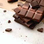 O Chocolate Pode Melhorar o Humor: O chocolate contém compostos que podem estimular a liberação de endorfinas, neurotransmissores que nos fazem sentir felizes. (Foto: Unsplash)