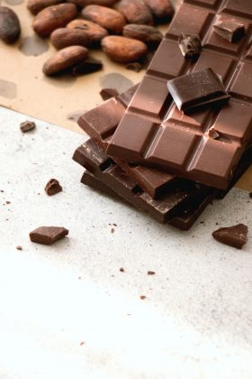 O Chocolate Pode Melhorar o Humor: O chocolate contém compostos que podem estimular a liberação de endorfinas, neurotransmissores que nos fazem sentir felizes. (Foto: Unsplash)