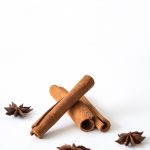 A Canela Vem de Casca de Árvore: A canela é obtida raspando a casca interna da árvore Cinnamomum. Ela é usada tanto em pratos doces quanto salgados. (Foto: Unsplash)