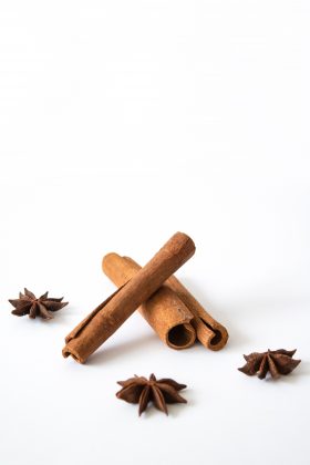 A Canela Vem de Casca de Árvore: A canela é obtida raspando a casca interna da árvore Cinnamomum. Ela é usada tanto em pratos doces quanto salgados. (Foto: Unsplash)