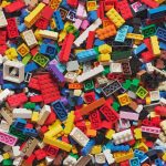 LEGO: Os conjuntos de blocos LEGO oferecem infinitas possibilidades de construção e estimulam a criatividade das crianças enquanto proporcionam horas de diversão. (Foto: Unsplash)