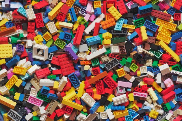 LEGO: Os conjuntos de blocos LEGO oferecem infinitas possibilidades de construção e estimulam a criatividade das crianças enquanto proporcionam horas de diversão. (Foto: Unsplash)