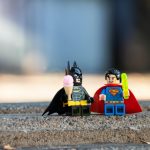 Super-heróis e Figuras de Ação: Figuras de ação de super-heróis inspiram a imaginação das crianças, permitindo que elas criem histórias emocionantes. (Foto: Unsplash)