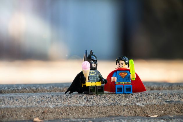 Super-heróis e Figuras de Ação: Figuras de ação de super-heróis inspiram a imaginação das crianças, permitindo que elas criem histórias emocionantes. (Foto: Unsplash)