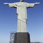 Na noite de quinta-feira (16/11), o icônico Cristo Redentor, símbolo do Rio de Janeiro, foi iluminado em honra à chegada da cantora Taylor Swift à cidade. (Foto Instagram)