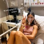 Isis Valverde causou a surpresa dos milhares de seguidores, ao surgir deitada em uma maca de hospital, usando uma máscara de inalação. (Foto: Instagram)