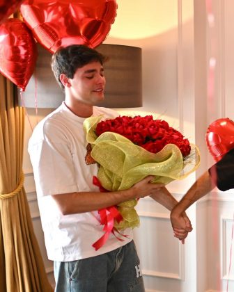 Ele emocionou seu parceiro ao presenteá-lo com um enorme buquê de rosas nesta segunda-feira, 27 de novembro. (Foto Instagram)