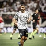 O Flamengo começou a partida tentando sair do seu campo de defesa na base da troca de passes, mas o Santos adiantava a marcação para roubar a bola e sair no contra-ataque. (Foto: Instagram)