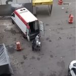 Uma ambulância foi flagrada transportando gelo para o interior do Estádio Maracanã, no Rio de Janeiro. (Foto: Reprodução vídeo Instagram)