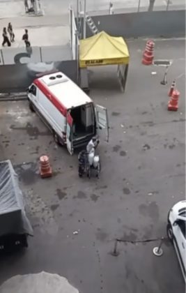 Uma ambulância foi flagrada transportando gelo para o interior do Estádio Maracanã, no Rio de Janeiro. (Foto: Reprodução vídeo Instagram)