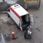 Momento que a ambulância é flagrada. (Foto: Reprodução vídeo Instagram)