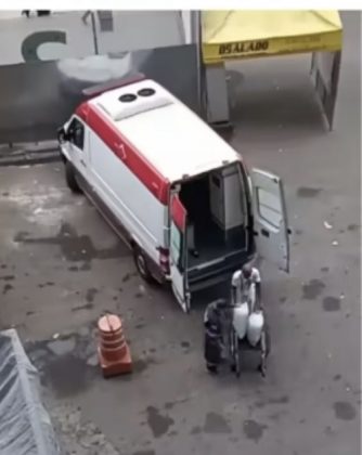 Momento que a ambulância é flagrada. (Foto: Reprodução vídeo Instagram)