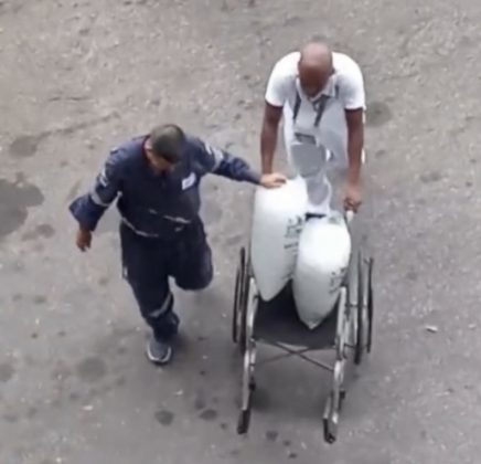 Duas pessoas fizeram o transporte. (Foto: Reprodução vídeo Instagram)