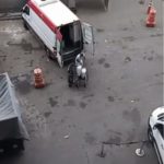 Eles colocam dois sacos grandes de gelo em cima de uma cadeira de rodas, e levam para dentro do estádio. (Foto: Reprodução vídeo Instagram)