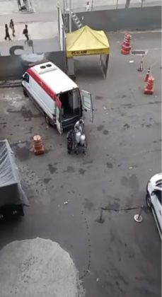 Eles colocam dois sacos grandes de gelo em cima de uma cadeira de rodas, e levam para dentro do estádio. (Foto: Reprodução vídeo Instagram)