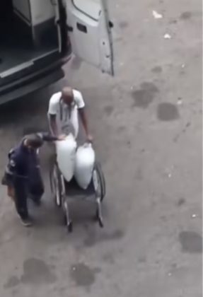 A pessoa que gravou o vídeo diz: "só no Maracanã mesmo, gelo em uma cadeira de rodas e na ambulância, maior loucura." (Foto: Reprodução vídeo Instagram)