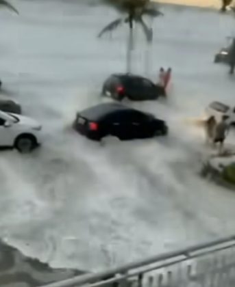 os carros passavam no meio da água. (Foto: reprodução vídeo Instagram)