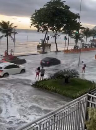 O mar estava agitado e uma onda forte invadiu não só a areia da praia do Leblon, na Zona Sul. (Foto: reprodução vídeo Instagram)