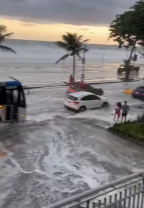 Como também toda a orla, e assustou os banhistas e também quem passava pela região.  (Foto: reprodução vídeo Instagram)