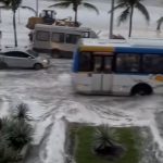 Assim ficou a praia após a invasão do mar. (Foto: reprodução vídeo Instagram)