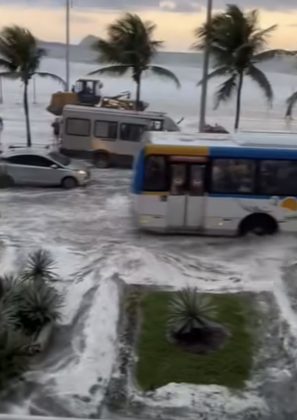 Assim ficou a praia após a invasão do mar. (Foto: reprodução vídeo Instagram)