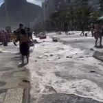 A água também invadiu a pista, onde passavam os carros, e até a entrada de alguns condomínios.  (Foto: reprodução vídeo Instagram)