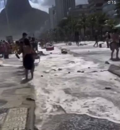 A água também invadiu a pista, onde passavam os carros, e até a entrada de alguns condomínios.  (Foto: reprodução vídeo Instagram)