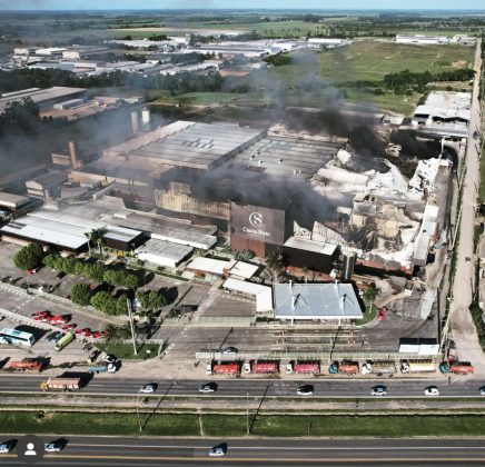 O incêndio foi de grande proporção, e destruiu, na manhã dessa terça-feira, cerca de 40% da fábrica de chocolates Cacau Show. (Foto: Instagram Victor Correa)