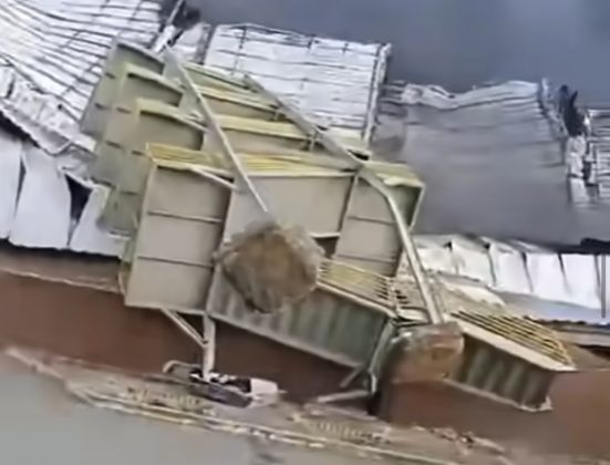 Imagem mostra parte do incêndio que atingiu a fábrica de Linhares. (Foto: reprodução vídeo instagram)