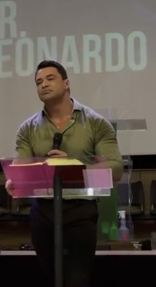 Ele está no momento de uma pregação na igreja. (Foto: reprodução vídeo Instagram)