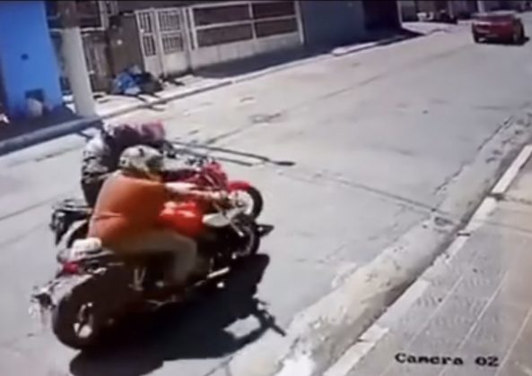 Um adolescente de 17 anos morreu depois de roubar a moto de um idoso, junto com um comparsa, em Vila Medeiros, zona norte de São Paulo. (Foto: reprodução videomonitoramento)